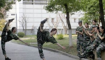女生軍訓(xùn)時(shí)褲子開檔,定做服裝質(zhì)量為何這么水？