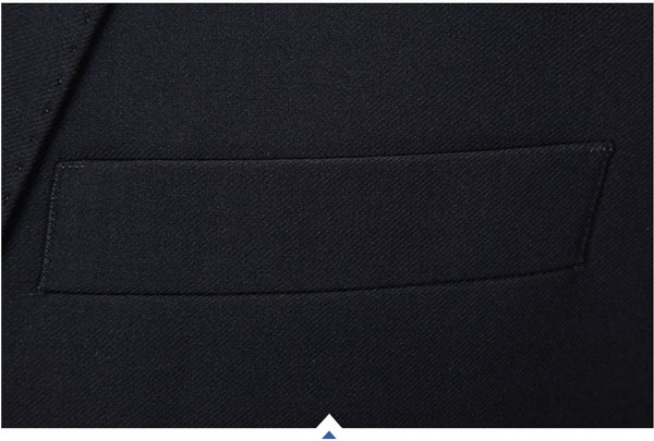 兩粒扣修身版正裝定做西服胸前手巾袋細(xì)節(jié)特寫圖