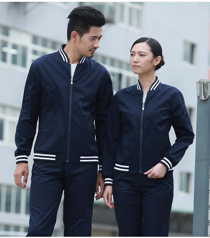 藏藍(lán)色棒球款春秋冬長(zhǎng)袖工作服定制之模特效果展示圖