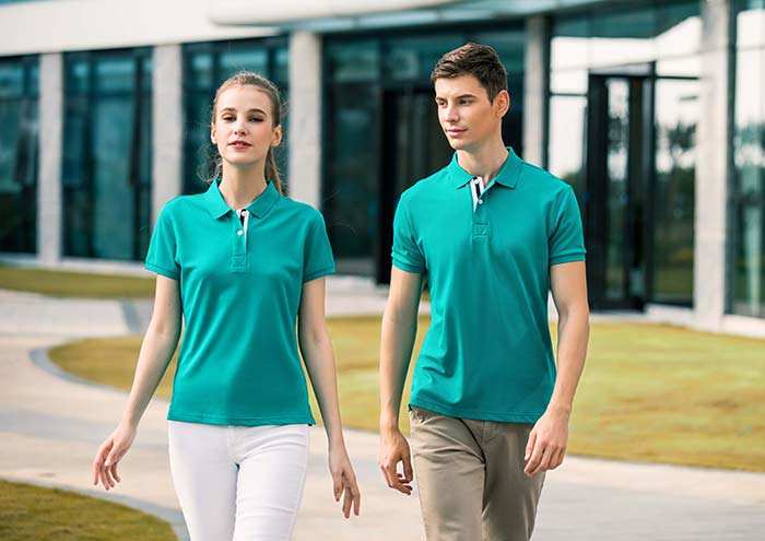 純色絲光棉短袖翻領T恤衫訂做之中綠色模特展示圖