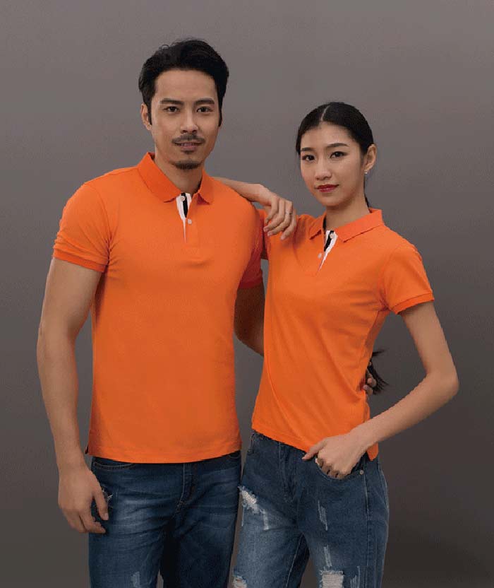 男女同款純色絲光棉短袖翻領工作服T恤衫定做之桔紅色模特展示圖